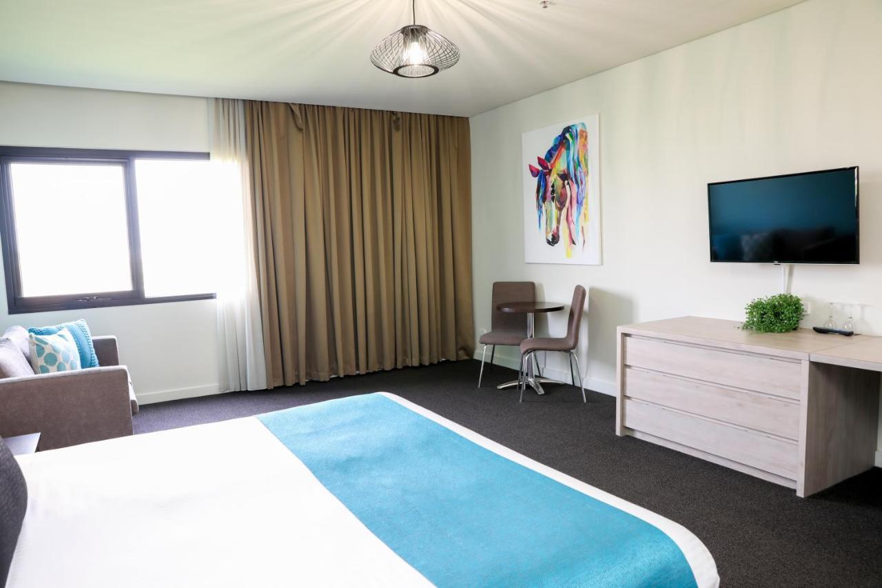 Mantra Melbourne Melton Hotel Екстериор снимка