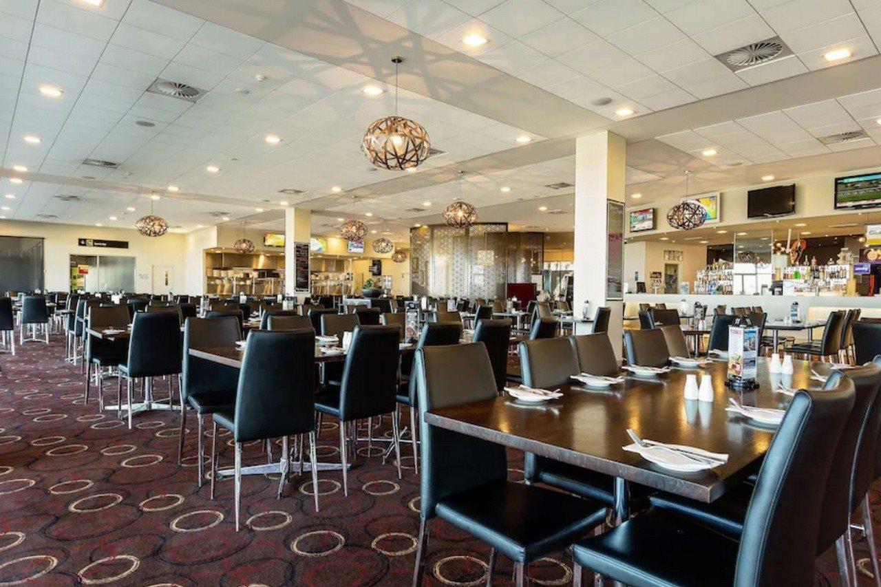 Mantra Melbourne Melton Hotel Екстериор снимка