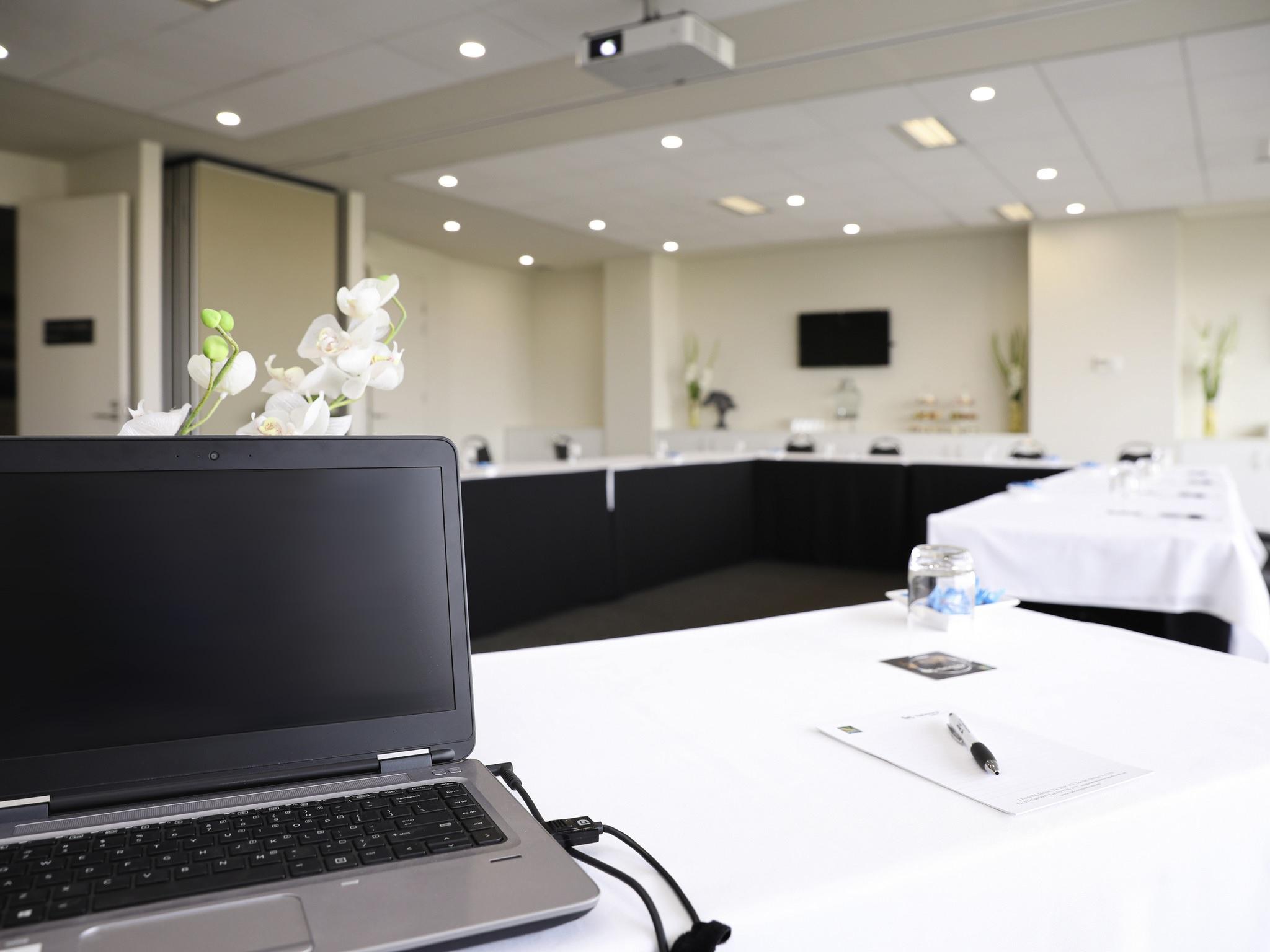 Mantra Melbourne Melton Hotel Екстериор снимка