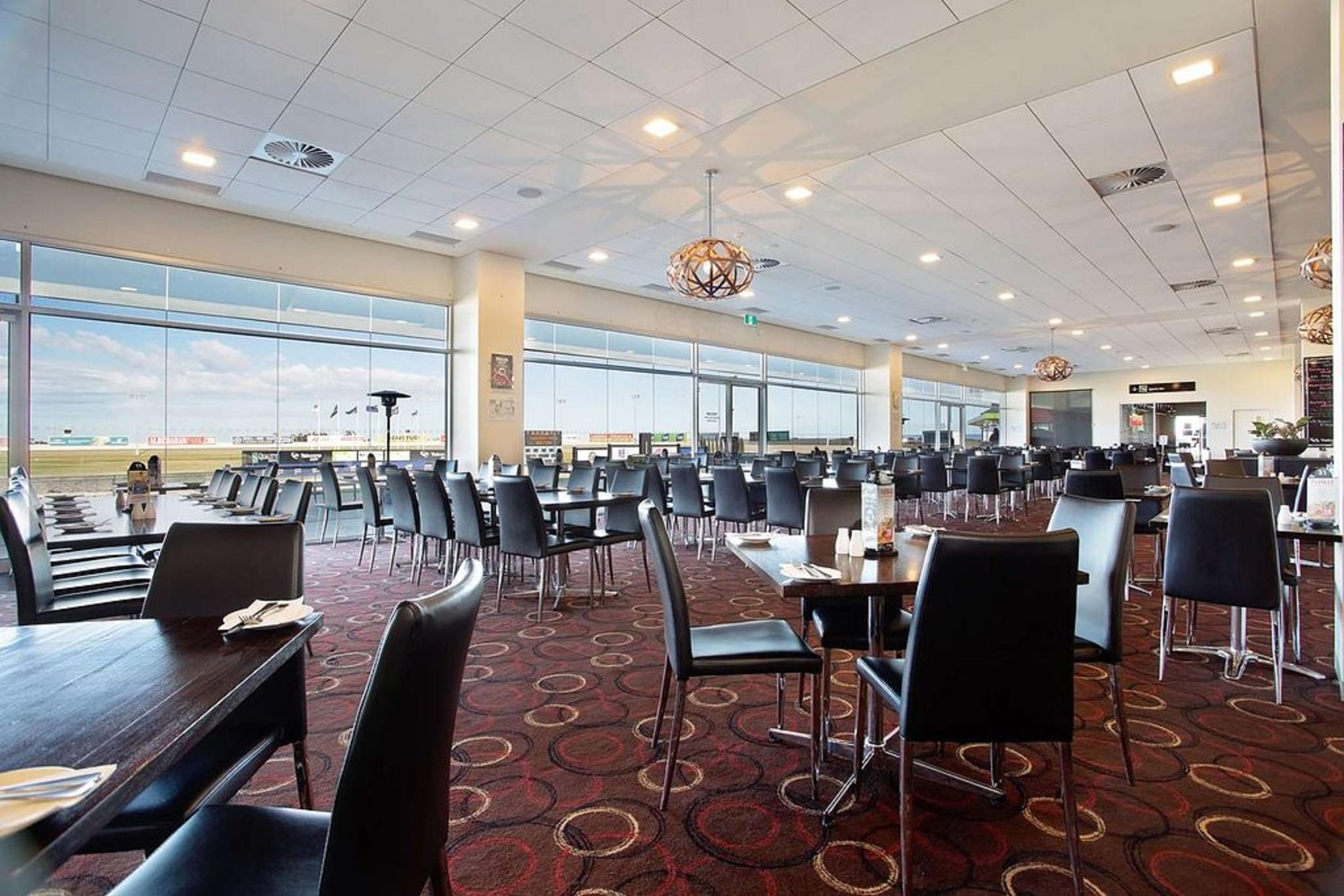 Mantra Melbourne Melton Hotel Екстериор снимка