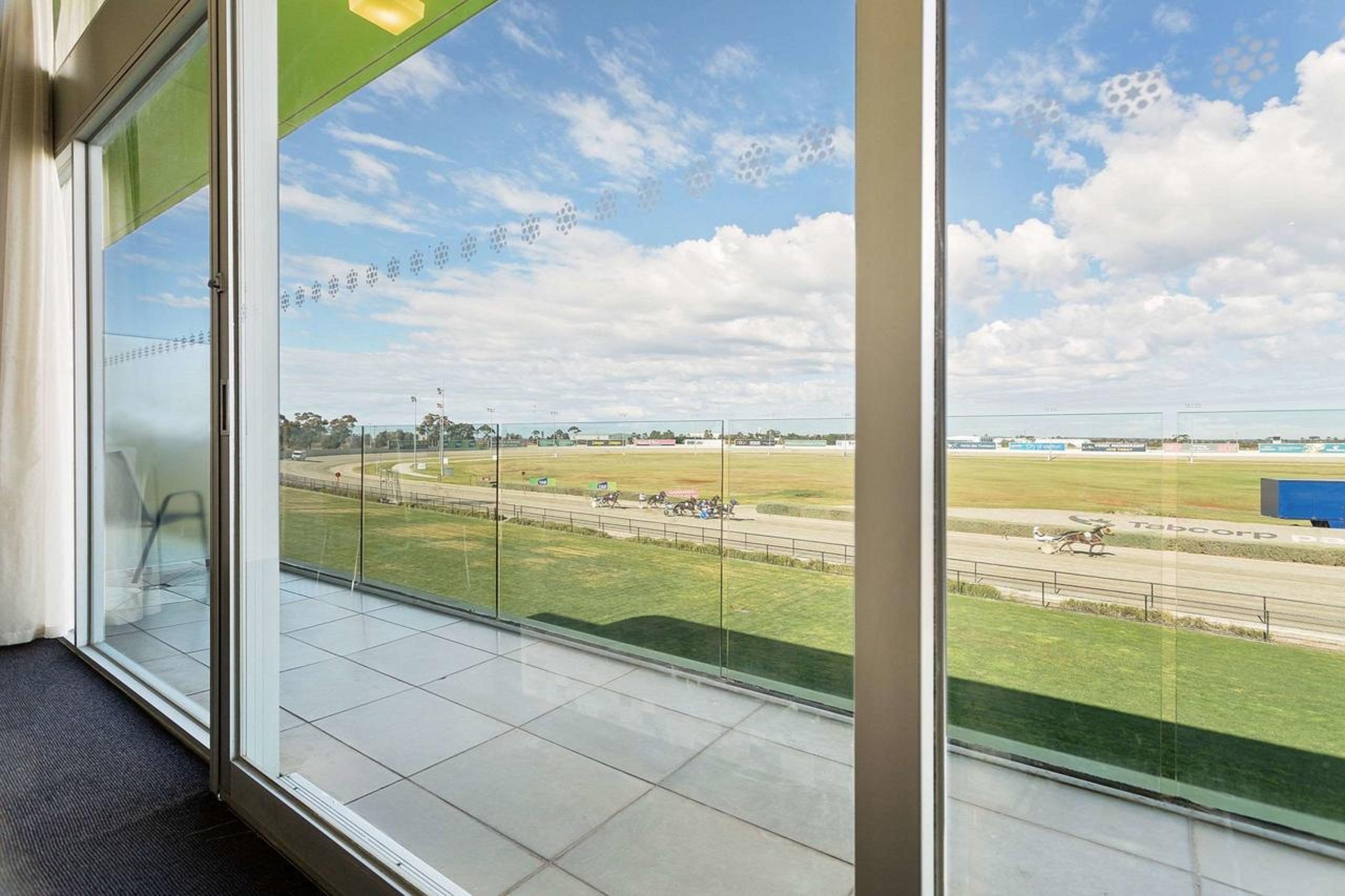 Mantra Melbourne Melton Hotel Екстериор снимка