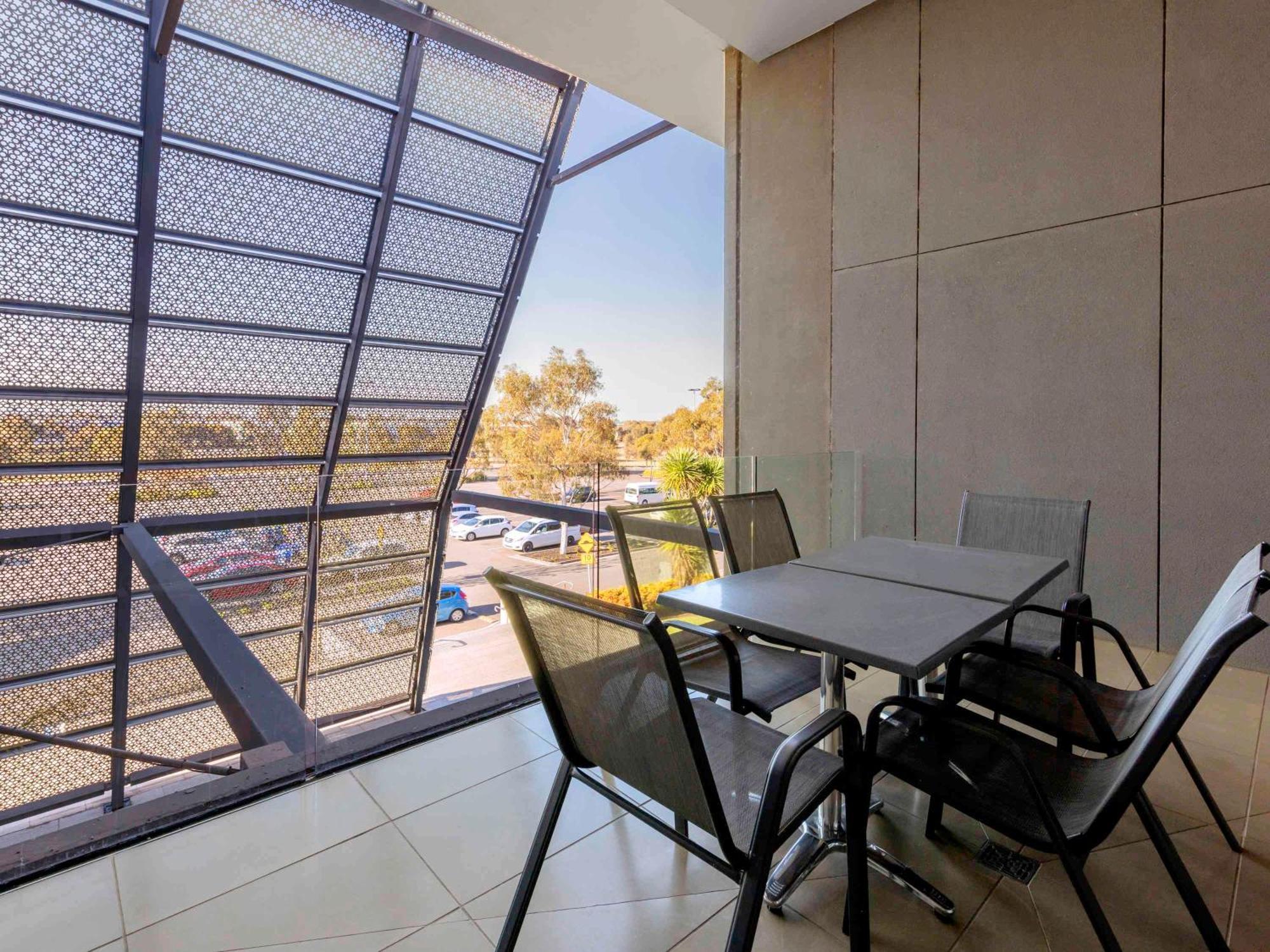 Mantra Melbourne Melton Hotel Екстериор снимка