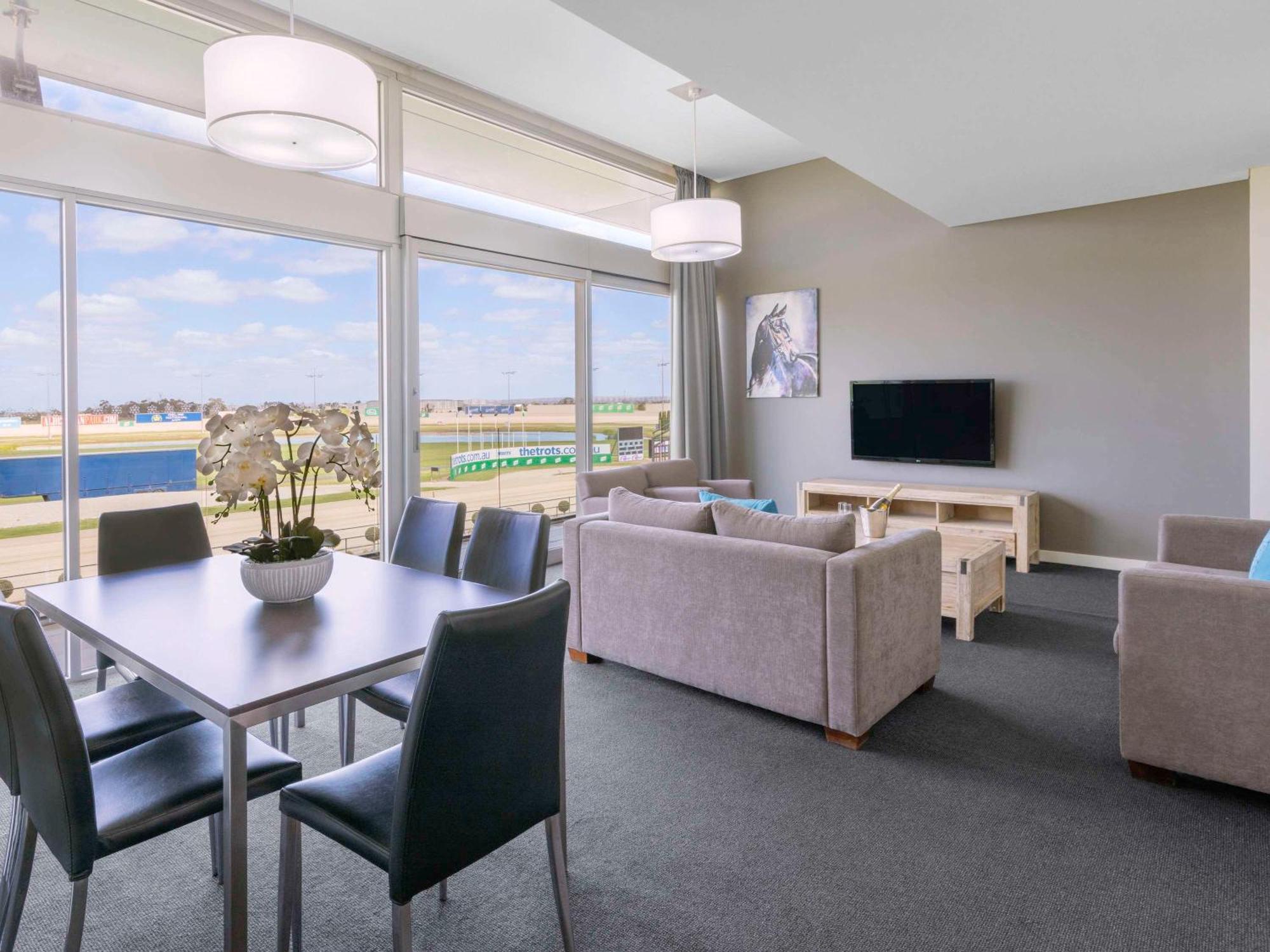 Mantra Melbourne Melton Hotel Екстериор снимка