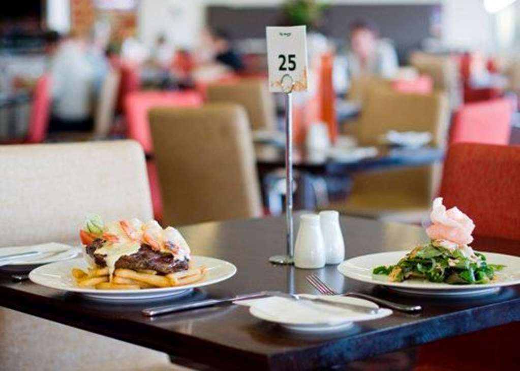 Mantra Melbourne Melton Hotel Ресторант снимка