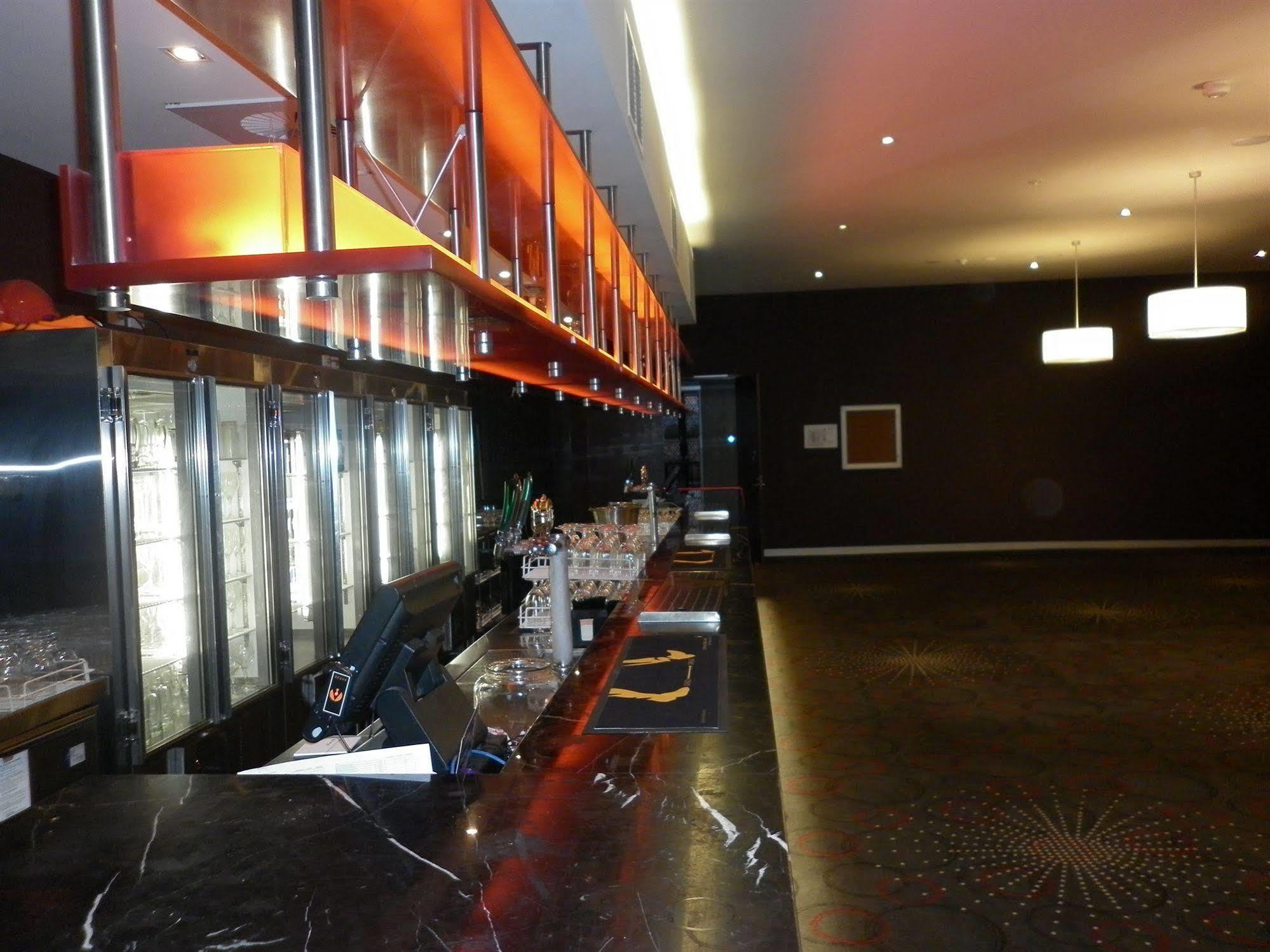 Mantra Melbourne Melton Hotel Екстериор снимка